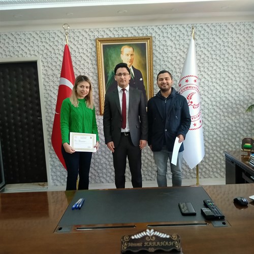 Kaymakamımız Murat Karahan Yunak Devlet Hastanesi Hekimlerine Başarı Belgesi Takdim Etti