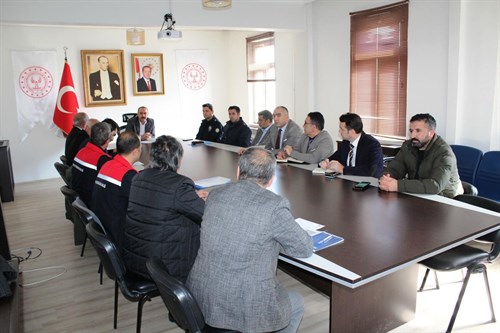 Kaymakamımız Sayın Özgür PELVAN Başkanlığında ''Mevsimlik Tarım İşçileri '' Toplantısı Gerçekleştirildi.